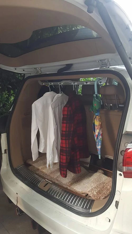 Installation effect of car clothes hanger