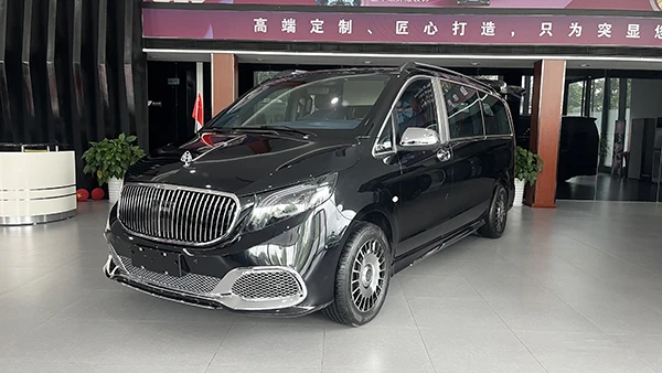 The front face of the new Mercedes-Benz VS680L flat-top commercial vehicle The front face of the new Mercedes-Benz VS680L flat-top commercial vehicle