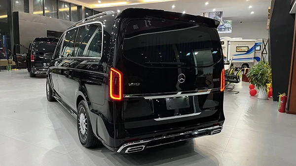 The rear of the new Mercedes-Benz VS680L flat-top commercial vehicle The rear of the new Mercedes-Benz VS680L flat-top commercial vehicle
