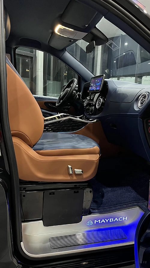 Side photo of front seat of new Mercedes-Benz VS680L flat-top commercial vehicle Side photo of front seat of new Mercedes-Benz VS680L flat-top commercial vehicle