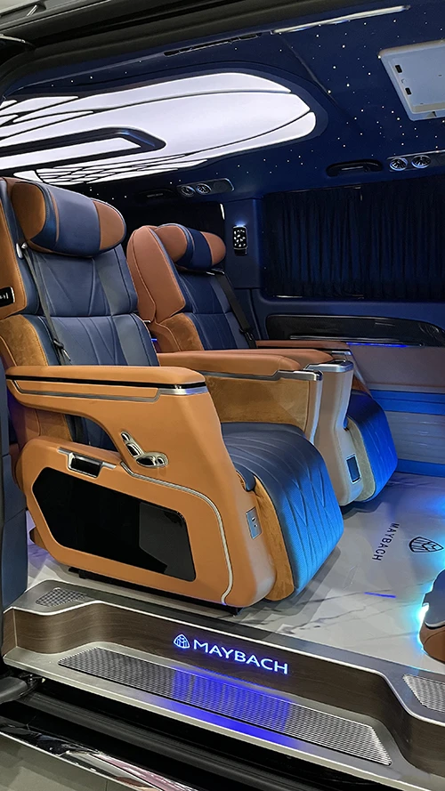 The new Mercedes-Benz VS680L flat-top commercial vehicle middle row VIP seats and roof lights The new Mercedes-Benz VS680L flat-top commercial vehicle middle row VIP seats and roof lights