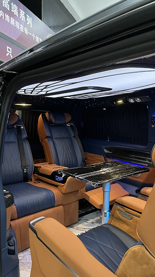 State-level battleship ceiling lights on the top of the new Mercedes-Benz VS680L flat-top commercial vehicle plus a starry sky top State-level battleship ceiling lights on the top of the new Mercedes-Benz VS680L flat-top commercial vehicle plus a starry sky top