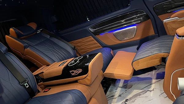 The second row of the new Mercedes-Benz VS680L flat-top commercial vehicle is rotated and the third row can be used for face-to-face office work The second row of the new Mercedes-Benz VS680L flat-top commercial vehicle is rotated and the third row can be used for face-to-face office work