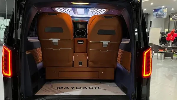 The new Mercedes-Benz VS680L flat-top commercial vehicle has a lot of space in the trunk