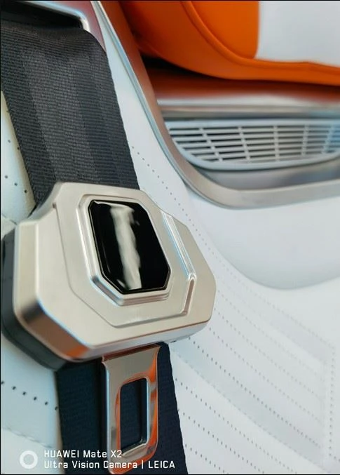 Captain's Chair Seat Belt Detail