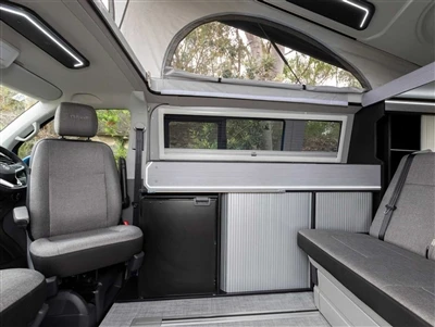 Tixbit fil-Muntanji U Kampeġġ Cross-country Volkswagen T6 Modifikat Karozza G...